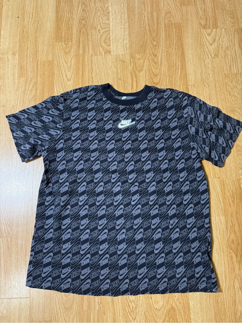 The Nike Tee Womens Medium Gray Loose Fit Short Sleeve  - Size S